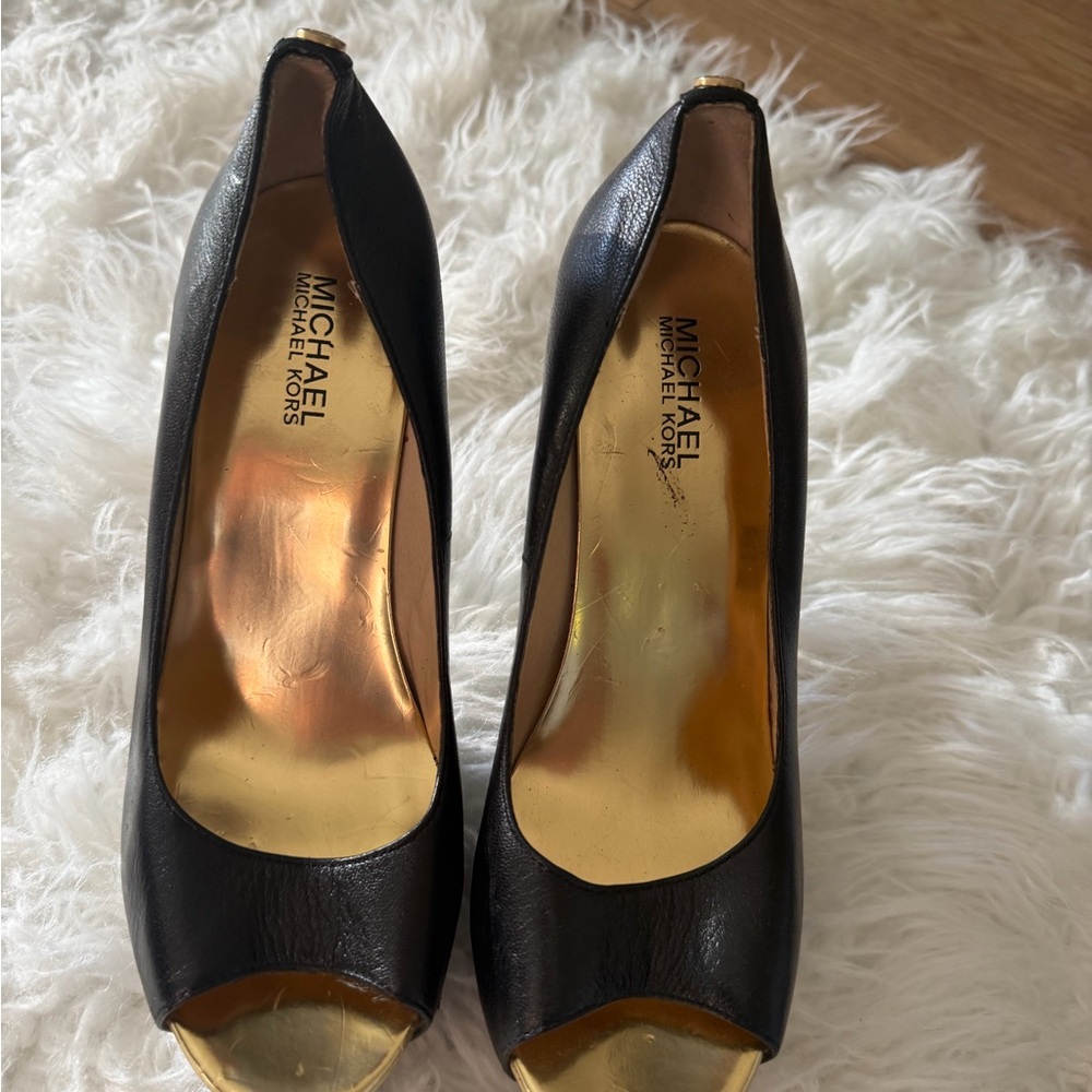 Michael Kors Elegant Black and Gold Heels